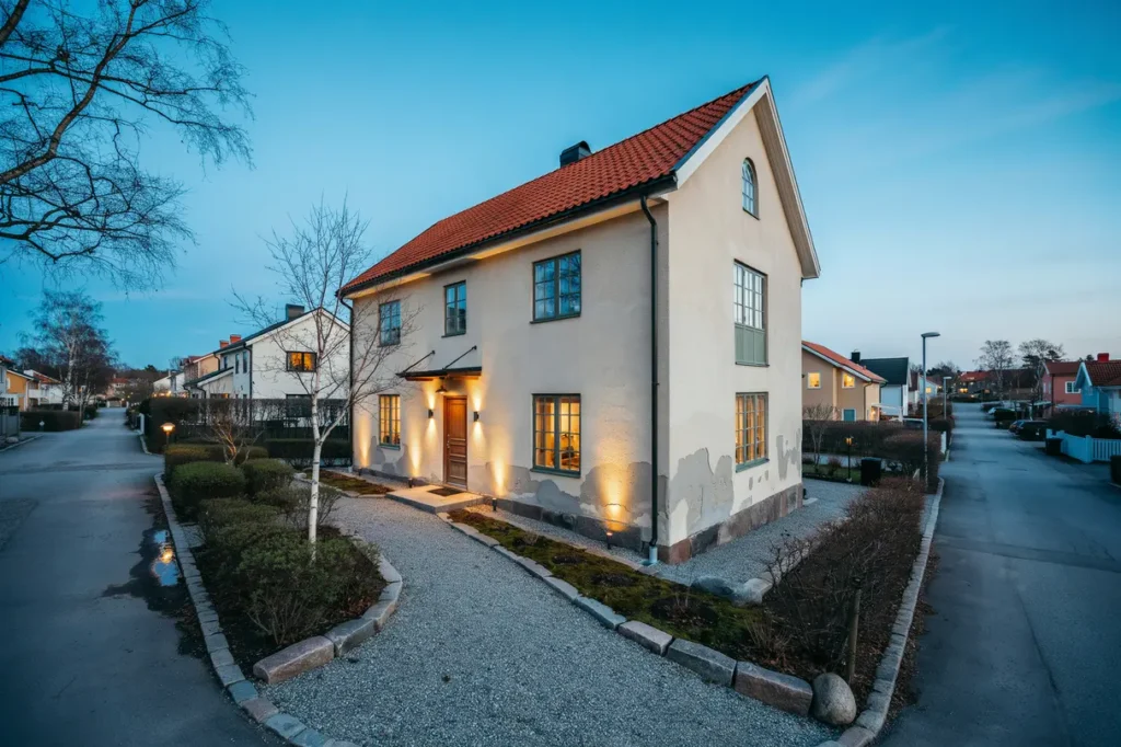 fasadbelysning som framh ver huset praktiska tips f r snyggare och tryggare utemilj