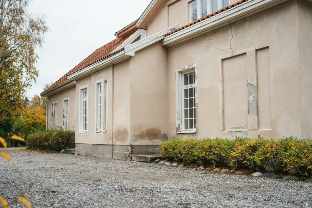 sprickor i fasaden s bed mer du om det r normalt slitage eller dags att agera